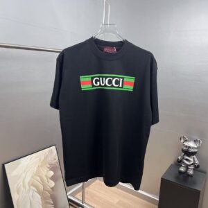 P80 gucc～古奇 厚板字母滴胶， 《区别通货面料》双纱 7A抗菌短袖tee 上身十分舒适，男女同款半袖，落肩宽松版型 颜色: 黑色 白色 咖啡色 尺码：S（90-130斤） M（125-150斤） L（135-165斤） XL（160-190斤） XXL（185-220斤）