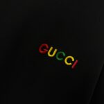 P75 Gu* 古驰* 2026春夏新款 双G Gucci字母刺绣工艺 短袖T恤 定制双纱平纹纯棉面料 男女同款 颜色： 白色 黑色 杏色 紫色 尺码： S （90-130斤） M （120-150斤） L （140-165斤） XL （160-180斤） XXL （180-210斤）