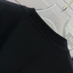 P75 Gu* 古驰* 2026春夏新款 双G Gucci字母刺绣工艺 短袖T恤 定制双纱平纹纯棉面料 男女同款 颜色： 白色 黑色 杏色 紫色 尺码： S （90-130斤） M （120-150斤） L （140-165斤） XL （160-180斤） XXL （180-210斤）