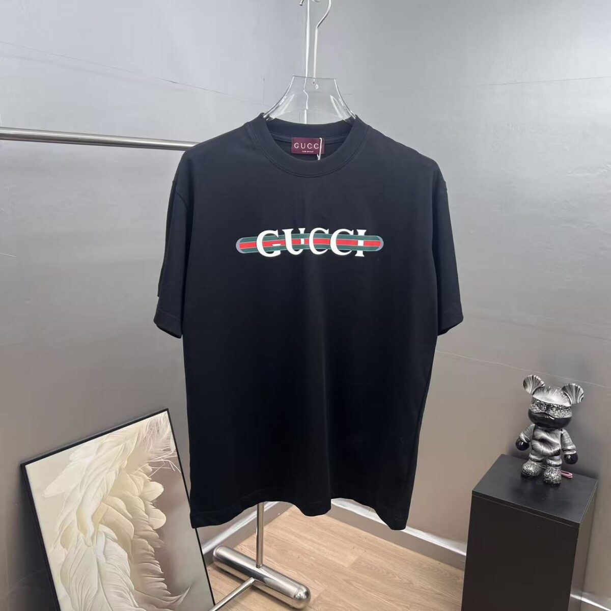 weigou_209121_0_e2186667ef P80 gucc~ 古奇厚板滴胶工艺 《区别通货面料》 双纱平纹,紧密纱线短袖T恤上身十分舒适,男女同款半袖,落肩宽松版型 颜色: 黑色 白色 咖啡色 尺码:S(90-130斤) M(125-150斤) L(135-165斤) XL(160-190斤) XXL(185-220斤)