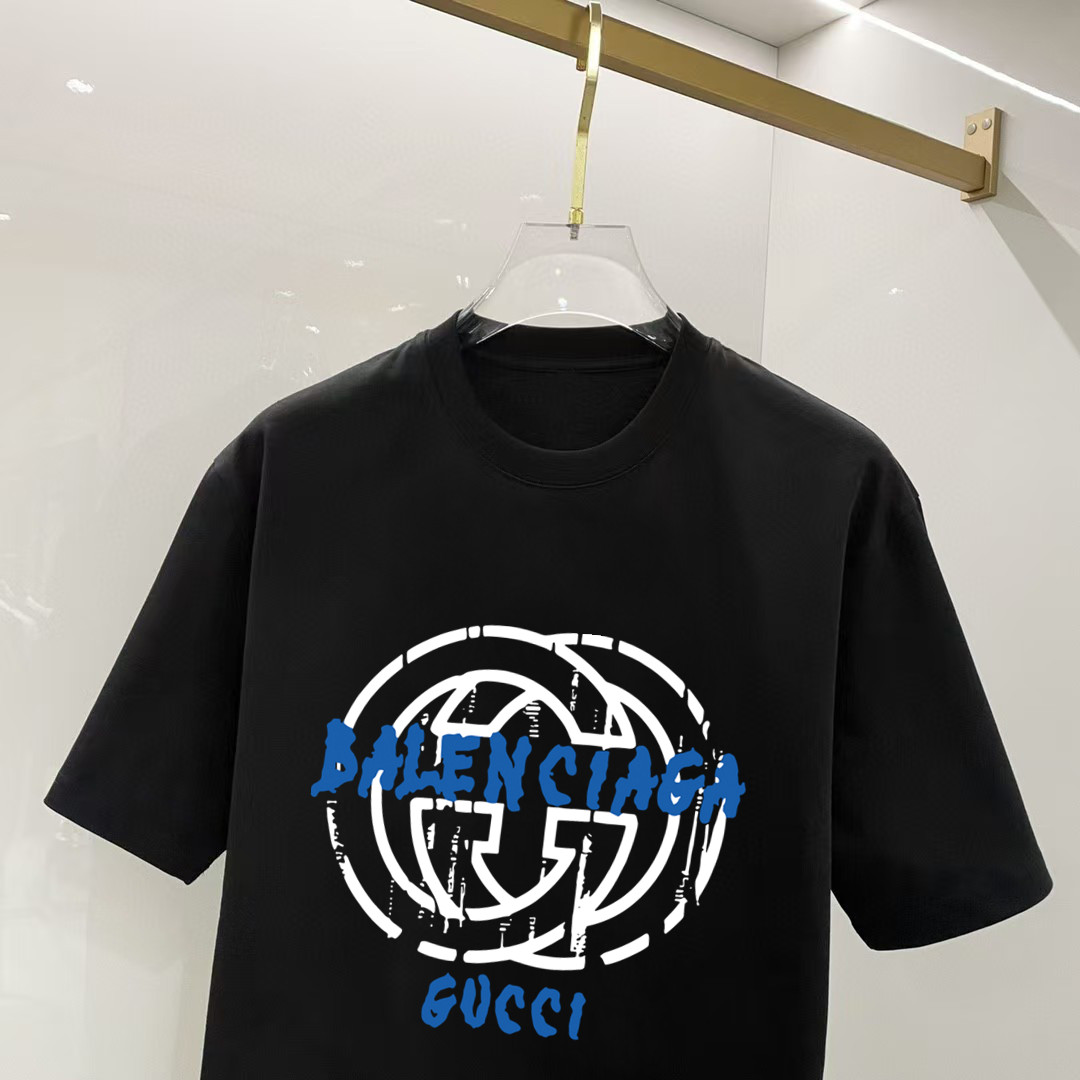 P70 古奇 2026早春新款首发专柜最新款短袖圆领T恤 高端订制 设计前卫时尚！高端定制高支长绒棉面料.穿着舒适.专柜级别精致车线.做工精细.上身效果无敌帅气！型男必备单品！ 码数： S M L XL XXL 胸围：50 52 55 58 61 衣长：69 71 73 75 77 肩宽：48 50 53 56 58 袖长：22 23 24 尺寸由于手工测量，存在1-3CM左右的偏差