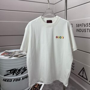 P75 Gu* 古驰* 2026春夏新款 双G Gucci字母刺绣工艺 短袖T恤 定制双纱平纹纯棉面料 男女同款 颜色： 白色 黑色 杏色 紫色 尺码： S （90-130斤） M （120-150斤） L （140-165斤） XL （160-180斤） XXL （180-210斤）