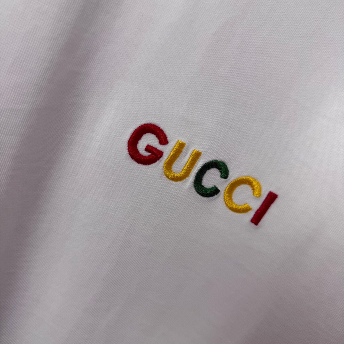 weigou_209158_4_ea9c0c960a P75 Gu* 古驰* 2026春夏新款 双G Gucci字母刺绣工艺 短袖T恤 定制双纱平纹纯棉面料 男女同款 颜色: 白色 黑色 杏色 紫色 尺码: S (90-130斤) M (120-150斤) L (140-165斤) XL (160-180斤) XXL (180-210斤)