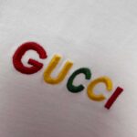 weigou_209158_6_da2fd5f71b P75 Gu* 古驰* 2026春夏新款 双G Gucci字母刺绣工艺 短袖T恤 定制双纱平纹纯棉面料 男女同款 颜色: 白色 黑色 杏色 紫色 尺码: S (90-130斤) M (120-150斤) L (140-165斤) XL (160-180斤) XXL (180-210斤)