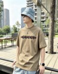 weigou_209162_7_744f427664 P80 gucc~ 古奇厚板滴胶工艺 《区别通货面料》 双纱平纹,紧密纱线短袖T恤上身十分舒适,男女同款半袖,落肩宽松版型 颜色: 黑色 白色 咖啡色 尺码:S(90-130斤) M(125-150斤) L(135-165斤) XL(160-190斤) XXL(185-220斤)