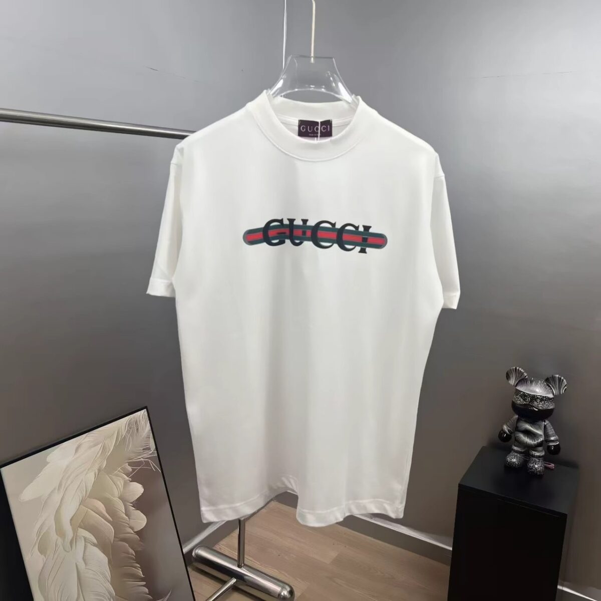 weigou_209208_0_97249ddef8 P80 gucc~ 古奇厚板滴胶工艺 《区别通货面料》 双纱平纹,紧密纱线短袖T恤上身十分舒适,男女同款半袖,落肩宽松版型 颜色: 黑色 白色 咖啡色 尺码:S(90-130斤) M(125-150斤) L(135-165斤) XL(160-190斤) XXL(185-220斤)