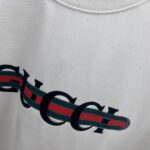 weigou_209208_3_43dde5b4ba P80 gucc~ 古奇厚板滴胶工艺 《区别通货面料》 双纱平纹,紧密纱线短袖T恤上身十分舒适,男女同款半袖,落肩宽松版型 颜色: 黑色 白色 咖啡色 尺码:S(90-130斤) M(125-150斤) L(135-165斤) XL(160-190斤) XXL(185-220斤)