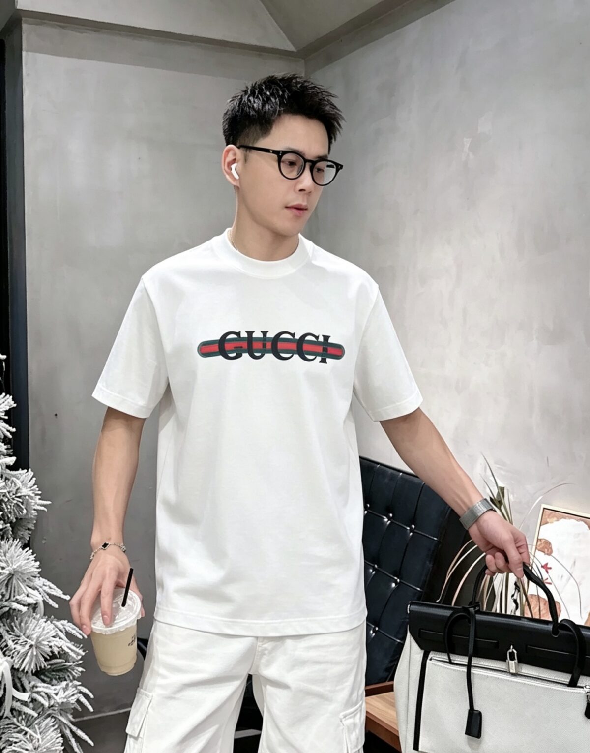 weigou_209208_6_9af7f1bede P80 gucc~ 古奇厚板滴胶工艺 《区别通货面料》 双纱平纹,紧密纱线短袖T恤上身十分舒适,男女同款半袖,落肩宽松版型 颜色: 黑色 白色 咖啡色 尺码:S(90-130斤) M(125-150斤) L(135-165斤) XL(160-190斤) XXL(185-220斤)