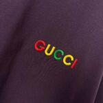 weigou_209215_4_9bede4f8d4 P75 Gu* 古驰* 2026春夏新款 双G Gucci字母刺绣工艺 短袖T恤 定制双纱平纹纯棉面料 男女同款 颜色: 白色 黑色 杏色 紫色 尺码: S (90-130斤) M (120-150斤) L (140-165斤) XL (160-180斤) XXL (180-210斤)