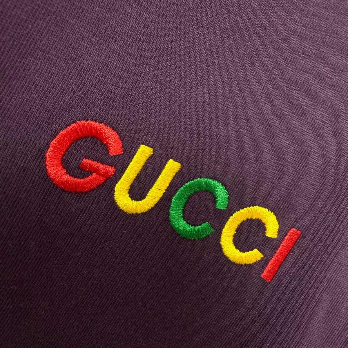 weigou_209215_6_96966f6bda P75 Gu* 古驰* 2026春夏新款 双G Gucci字母刺绣工艺 短袖T恤 定制双纱平纹纯棉面料 男女同款 颜色: 白色 黑色 杏色 紫色 尺码: S (90-130斤) M (120-150斤) L (140-165斤) XL (160-180斤) XXL (180-210斤)