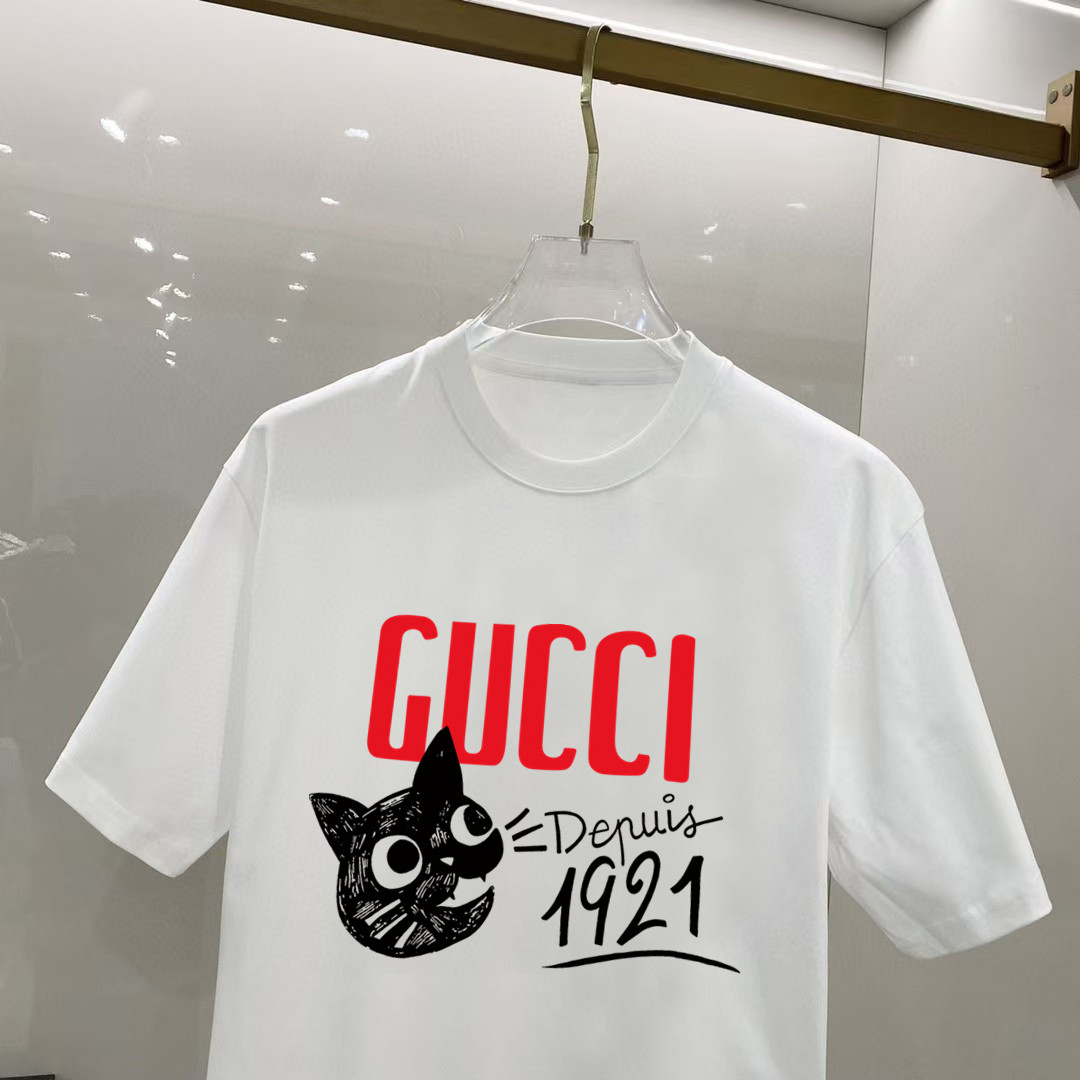 P70 古奇 2026早春新款首发专柜最新款短袖圆领T恤 高端订制 设计前卫时尚！高端定制高支长绒棉面料.穿着舒适.专柜级别精致车线.做工精细.上身效果无敌帅气！型男必备单品！ 码数： S M L XL XXL 胸围：50 52 55 58 61 衣长：69 71 73 75 77 肩宽：48 50 53 56 58 袖长：22 23 24 尺寸由于手工测量，存在1-3CM左右的偏差