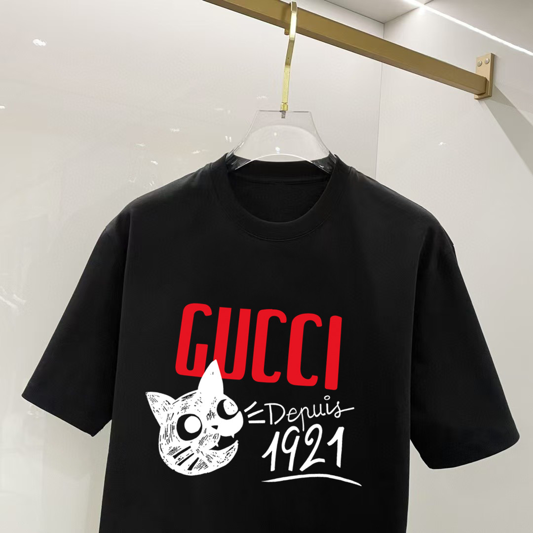 P70 古奇 2026早春新款首发专柜最新款短袖圆领T恤 高端订制 设计前卫时尚！高端定制高支长绒棉面料.穿着舒适.专柜级别精致车线.做工精细.上身效果无敌帅气！型男必备单品！ 码数： S M L XL XXL 胸围：50 52 55 58 61 衣长：69 71 73 75 77 肩宽：48 50 53 56 58 袖长：22 23 24 尺寸由于手工测量，存在1-3CM左右的偏差