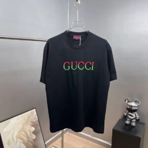 P80 gucc～古奇 双色字母刺绣，官方同款 区别通货面料：双纱纯棉7A抗菌短袖tee 上身十分舒适，男女同款半袖，落肩宽松版型 颜色: 黑色 白色 咖啡色 尺码：S（90-130斤） M（125-150斤） L（135-165斤） XL（160-190斤） XXL（185-220斤）