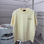 P75 Gu* 古驰* 2026春夏新款 双G Gucci字母刺绣工艺 短袖T恤 定制双纱平纹纯棉面料 男女同款 颜色： 白色 黑色 杏色 紫色 尺码： S （90-130斤） M （120-150斤） L （140-165斤） XL （160-180斤） XXL （180-210斤）