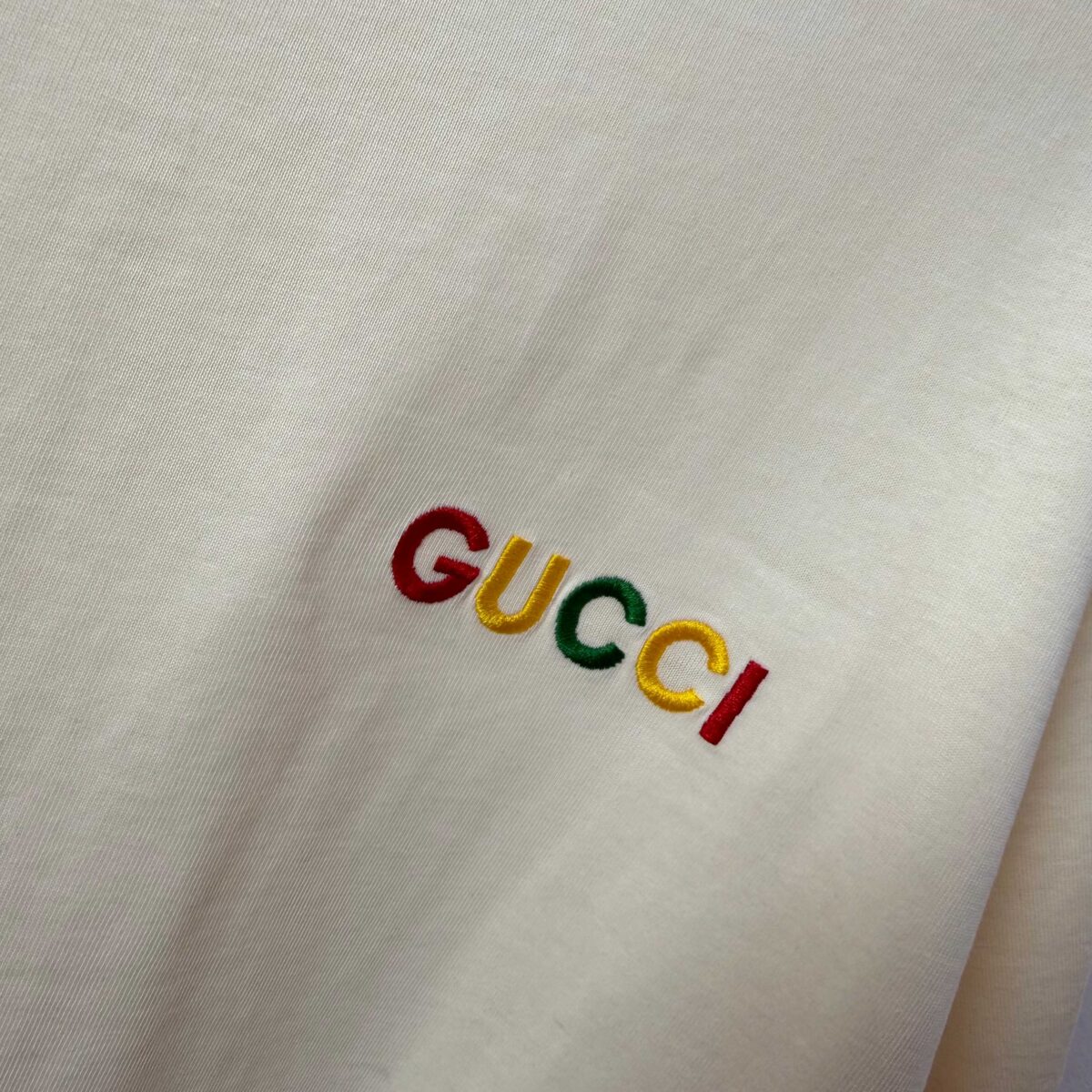 P75 Gu* 古驰* 2026春夏新款 双G Gucci字母刺绣工艺 短袖T恤 定制双纱平纹纯棉面料 男女同款 颜色： 白色 黑色 杏色 紫色 尺码： S （90-130斤） M （120-150斤） L （140-165斤） XL （160-180斤） XXL （180-210斤）