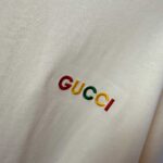 P75 Gu* 古驰* 2026春夏新款 双G Gucci字母刺绣工艺 短袖T恤 定制双纱平纹纯棉面料 男女同款 颜色： 白色 黑色 杏色 紫色 尺码： S （90-130斤） M （120-150斤） L （140-165斤） XL （160-180斤） XXL （180-210斤）