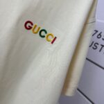 P75 Gu* 古驰* 2026春夏新款 双G Gucci字母刺绣工艺 短袖T恤 定制双纱平纹纯棉面料 男女同款 颜色： 白色 黑色 杏色 紫色 尺码： S （90-130斤） M （120-150斤） L （140-165斤） XL （160-180斤） XXL （180-210斤）