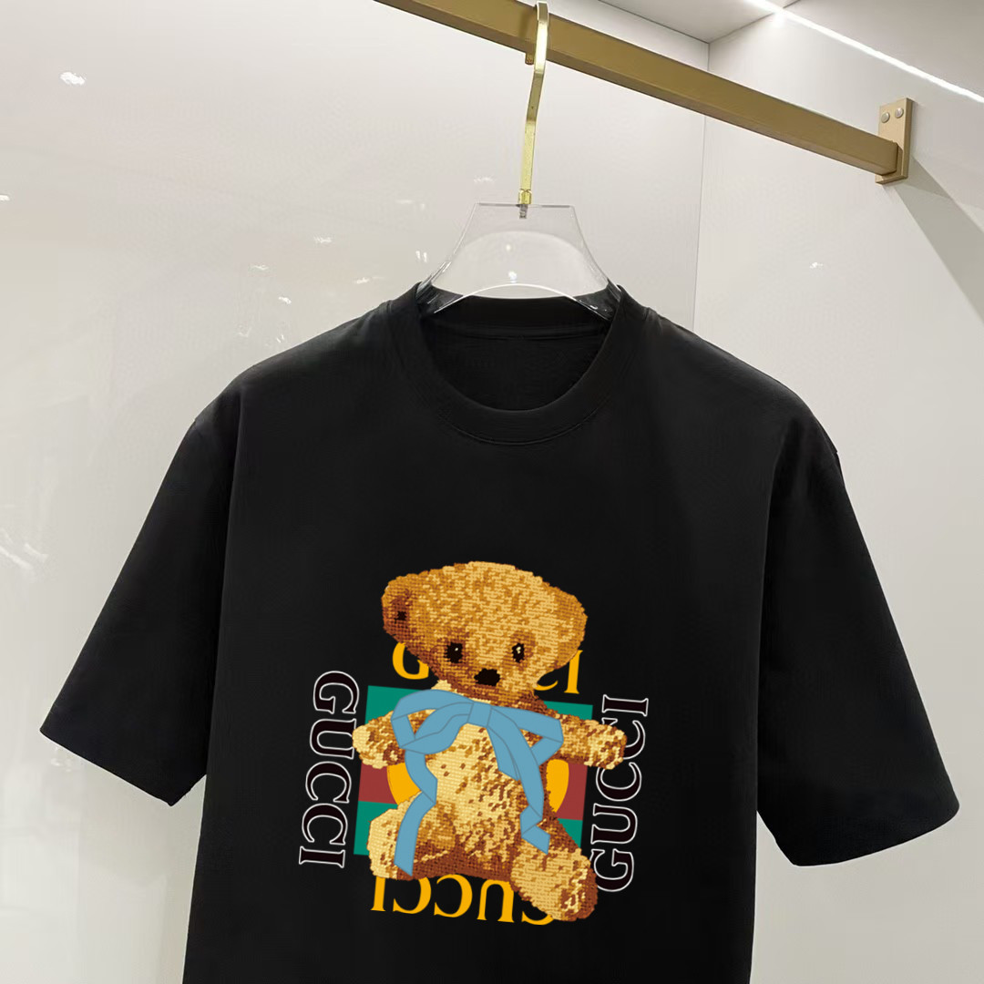 P70 古奇 2026早春新款首发专柜最新款短袖圆领T恤 高端订制 设计前卫时尚！高端定制高支长绒棉面料.穿着舒适.专柜级别精致车线.做工精细.上身效果无敌帅气！型男必备单品！ 码数： S M L XL XXL 胸围：50 52 55 58 61 衣长：69 71 73 75 77 肩宽：48 50 53 56 58 袖长：22 23 24 尺寸由于手工测量，存在1-3CM左右的偏差