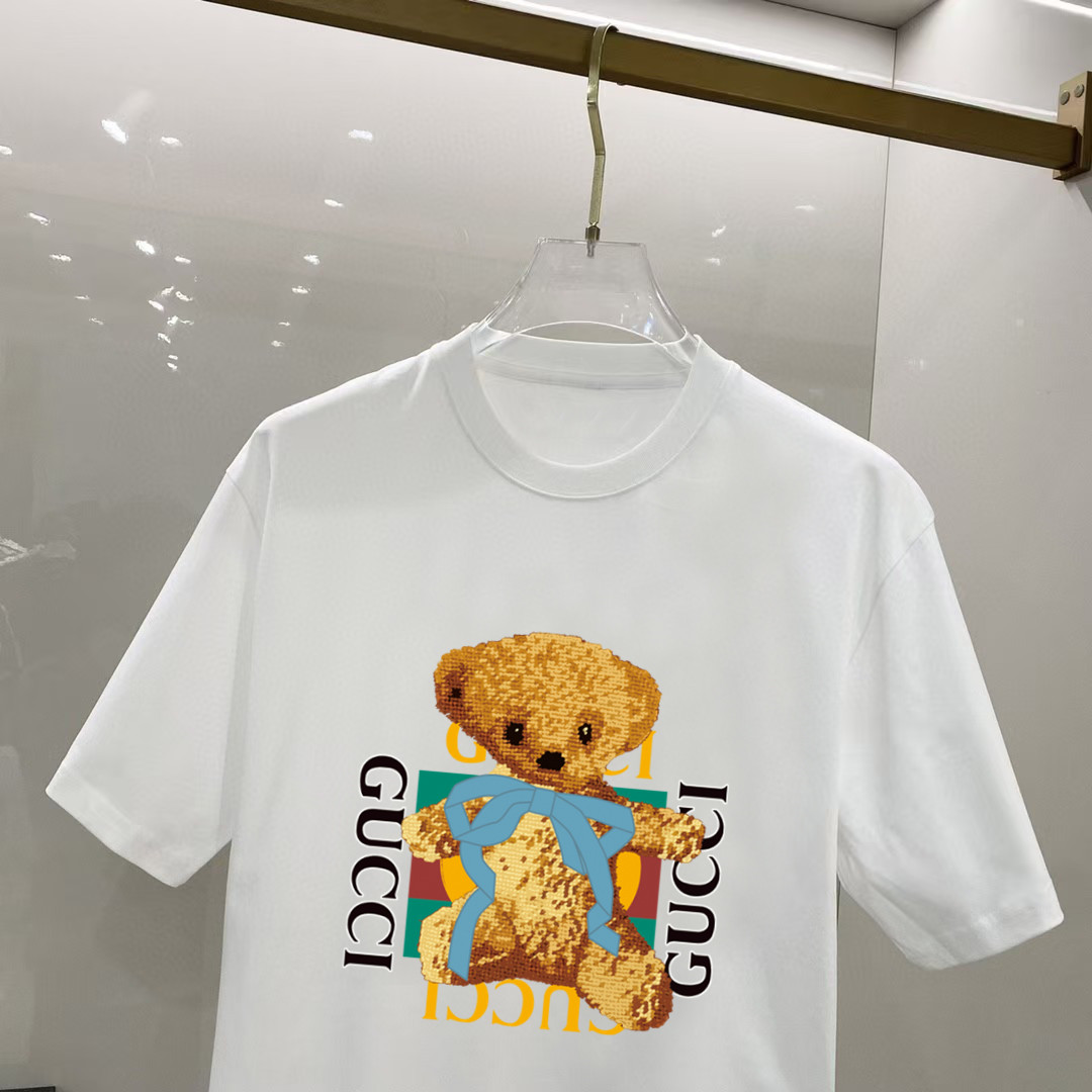 P70 古奇 2026早春新款首发专柜最新款短袖圆领T恤 高端订制 设计前卫时尚！高端定制高支长绒棉面料.穿着舒适.专柜级别精致车线.做工精细.上身效果无敌帅气！型男必备单品！ 码数： S M L XL XXL 胸围：50 52 55 58 61 衣长：69 71 73 75 77 肩宽：48 50 53 56 58 袖长：22 23 24 尺寸由于手工测量，存在1-3CM左右的偏差