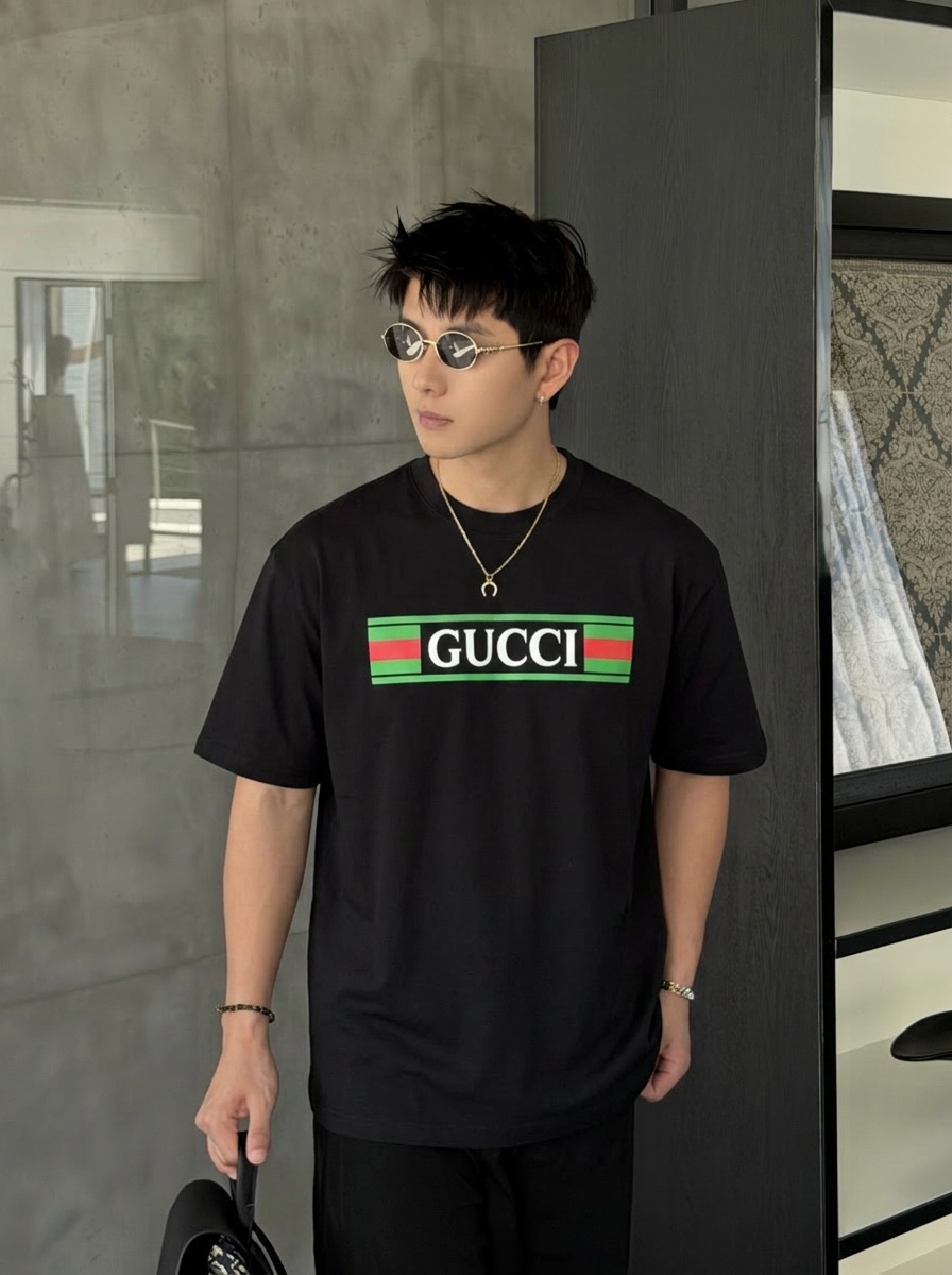 weigou_209330_8_445e5225da P80 gucc~古奇 厚板字母滴胶, 《区别通货面料》双纱 7A抗菌短袖tee 上身十分舒适,男女同款半袖,落肩宽松版型 颜色: 黑色 白色 咖啡色 尺码:S(90-130斤) M(125-150斤) L(135-165斤) XL(160-190斤) XXL(185-220斤)