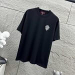 P75 Gu* 古驰* 2026春夏新款 双G胸前Gucci字母. 刺绣工艺 短袖T恤 定制双纱平纹纯棉面料 男女同款 颜色：黑色 白色 花灰色 尺码： S （90-130斤） M （120-150斤） L （140-165斤） XL （160-180斤） XXL （180-210斤）
