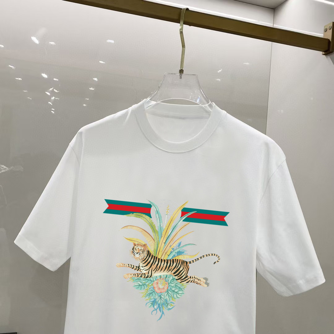 P70 古奇 2026早春新款首发专柜最新款短袖圆领T恤 高端订制 设计前卫时尚！高端定制高支长绒棉面料.穿着舒适.专柜级别精致车线.做工精细.上身效果无敌帅气！型男必备单品！ 码数： S M L XL XXL 胸围：50 52 55 58 61 衣长：69 71 73 75 77 肩宽：48 50 53 56 58 袖长：22 23 24 尺寸由于手工测量，存在1-3CM左右的偏差
