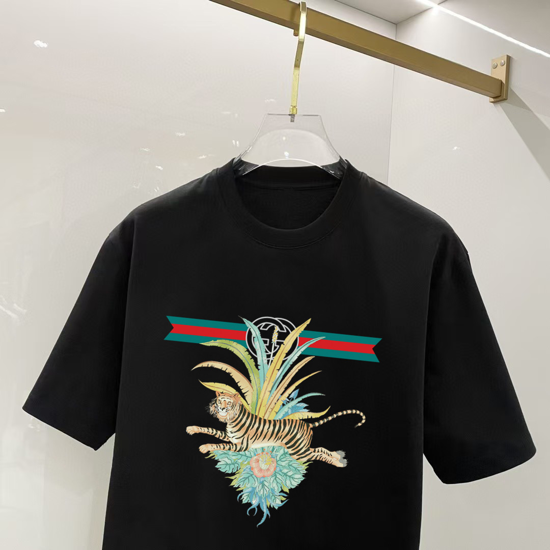 P70 古奇 2026早春新款首发专柜最新款短袖圆领T恤 高端订制 设计前卫时尚！高端定制高支长绒棉面料.穿着舒适.专柜级别精致车线.做工精细.上身效果无敌帅气！型男必备单品！ 码数： S M L XL XXL 胸围：50 52 55 58 61 衣长：69 71 73 75 77 肩宽：48 50 53 56 58 袖长：22 23 24 尺寸由于手工测量，存在1-3CM左右的偏差
