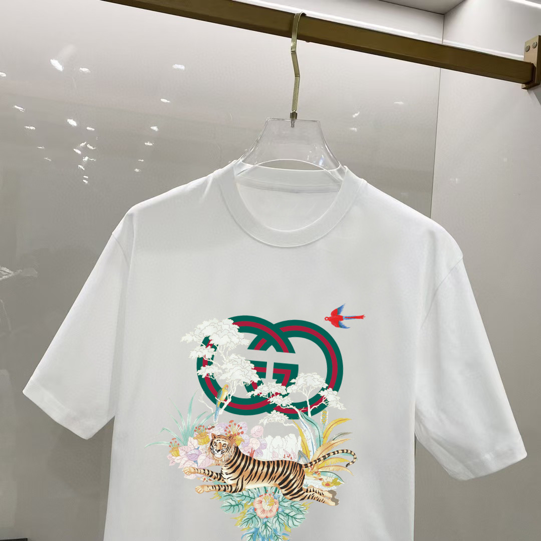 weigou_209447_6_6966fd0825 P70 古奇 2026早春新款首发专柜最新款短袖圆领T恤 高端订制 设计前卫时尚!高端定制高支长绒棉面料.穿着舒适.专柜级别精致车线.做工精细.上身效果无敌帅气!型男必备单品! 码数: S M L XL XXL 胸围:50 52 55 58 61 衣长:69 71 73 75 77 肩宽:48 50 53 56 58 袖长:22 23 24 尺寸由于手工测量,存在1-3CM左右的偏差