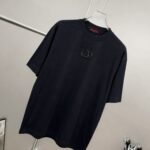 weigou_209484_2_b5b0993ccd P75 gucc*古奇小logo刺绣 《区别通货面料》双纱纯棉上衣 7a抗菌短袖tee 上身十分舒适,男女同款半袖,落肩宽松版型 颜色: 黑色 白色 咖啡色 尺码:S(90-130斤) M(125-150斤) L(135-165斤) XL(160-190斤) XXL(185-220斤)