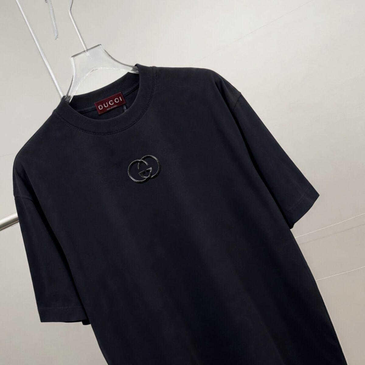 weigou_209484_3_5c9fde624f P75 gucc*古奇小logo刺绣 《区别通货面料》双纱纯棉上衣 7a抗菌短袖tee 上身十分舒适,男女同款半袖,落肩宽松版型 颜色: 黑色 白色 咖啡色 尺码:S(90-130斤) M(125-150斤) L(135-165斤) XL(160-190斤) XXL(185-220斤)