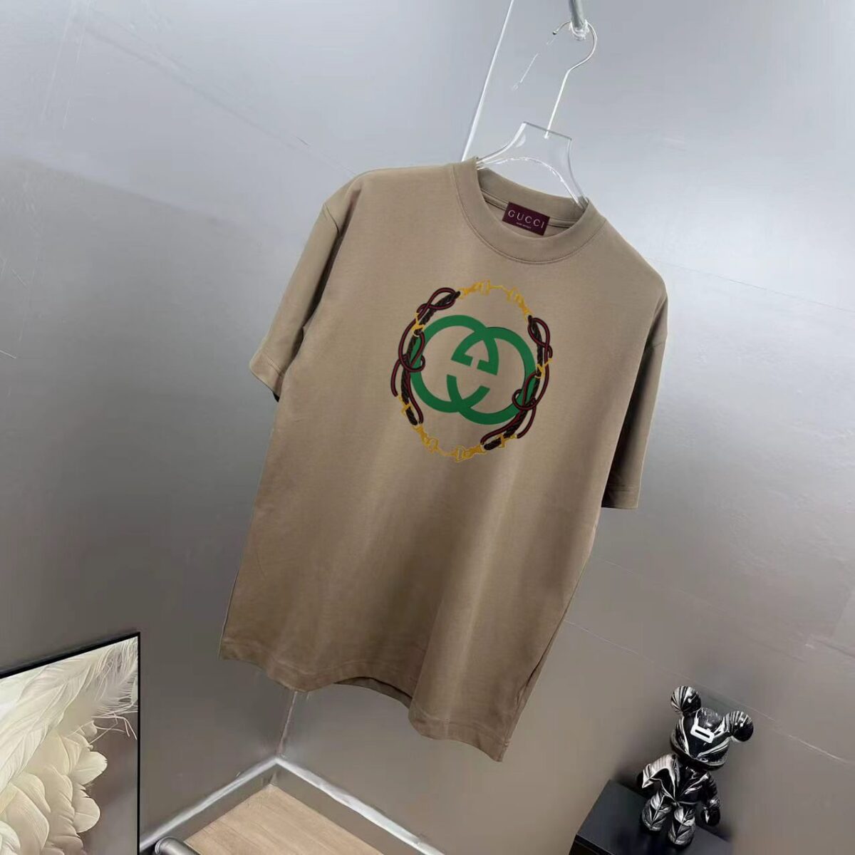 weigou_209489_2_cb6497510d P80 gucc~ 古奇复古厚板滴胶 《区别通货面料》双纱纯棉,紧密纱线,短袖tee 上身十分舒适,男女同款半袖,落肩宽松版型 颜色: 黑色 白色 咖啡色 尺码:S(90-130斤) M(125-150斤) L(135-165斤) XL(160-190斤) XXL(185-220斤)