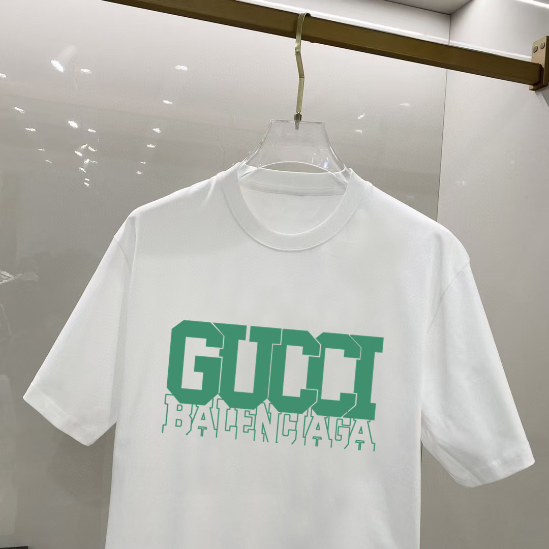 P70 古奇 2026早春新款首发专柜最新款短袖圆领T恤 高端订制 设计前卫时尚！高端定制高支长绒棉面料.穿着舒适.专柜级别精致车线.做工精细.上身效果无敌帅气！型男必备单品！ 码数： S M L XL XXL 胸围：50 52 55 58 61 衣长：69 71 73 75 77 肩宽：48 50 53 56 58 袖长：22 23 24 尺寸由于手工测量，存在1-3CM左右的偏差