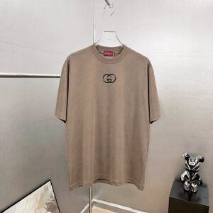 P75 gucc*古奇小logo刺绣 《区别通货面料》双纱纯棉上衣 7a抗菌短袖tee 上身十分舒适，男女同款半袖，落肩宽松版型 颜色: 黑色 白色 咖啡色 尺码：S（90-130斤） M（125-150斤） L（135-165斤） XL（160-190斤） XXL（185-220斤）