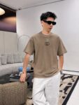 weigou_209529_6_3404ae98ad P75 gucc*古奇小logo刺绣 《区别通货面料》双纱纯棉上衣 7a抗菌短袖tee 上身十分舒适,男女同款半袖,落肩宽松版型 颜色: 黑色 白色 咖啡色 尺码:S(90-130斤) M(125-150斤) L(135-165斤) XL(160-190斤) XXL(185-220斤)