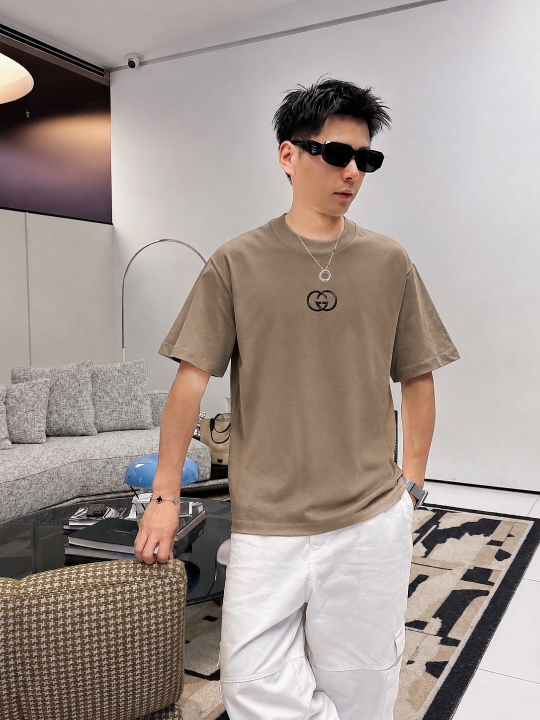 weigou_209529_6_3404ae98ad P75 gucc*古奇小logo刺绣 《区别通货面料》双纱纯棉上衣 7a抗菌短袖tee 上身十分舒适,男女同款半袖,落肩宽松版型 颜色: 黑色 白色 咖啡色 尺码:S(90-130斤) M(125-150斤) L(135-165斤) XL(160-190斤) XXL(185-220斤)