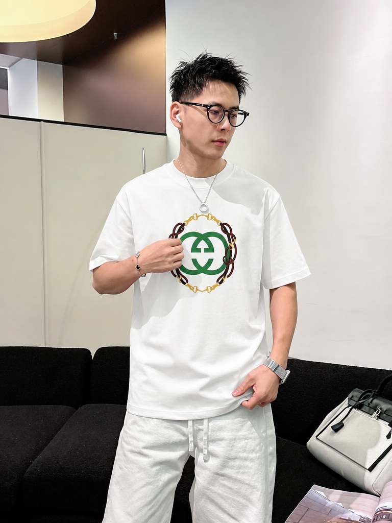 weigou_209536_7_0b37f4f0a0 P80 gucc~ 古奇复古厚板滴胶 《区别通货面料》双纱纯棉,紧密纱线,短袖tee 上身十分舒适,男女同款半袖,落肩宽松版型 颜色: 黑色 白色 咖啡色 尺码:S(90-130斤) M(125-150斤) L(135-165斤) XL(160-190斤) XXL(185-220斤)