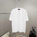 P75 gucc*古奇小logo刺绣 《区别通货面料》双纱纯棉上衣 7a抗菌短袖tee 上身十分舒适，男女同款半袖，落肩宽松版型 颜色: 黑色 白色 咖啡色 尺码：S（90-130斤） M（125-150斤） L（135-165斤） XL（160-190斤） XXL（185-220斤）