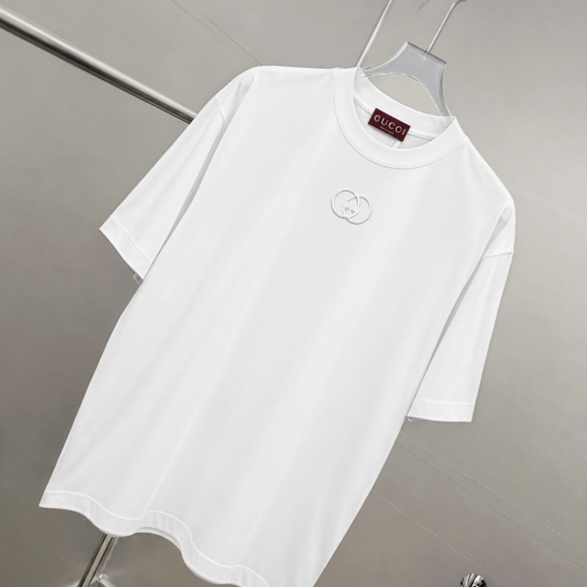 P75 gucc*古奇小logo刺绣 《区别通货面料》双纱纯棉上衣 7a抗菌短袖tee 上身十分舒适，男女同款半袖，落肩宽松版型 颜色: 黑色 白色 咖啡色 尺码：S（90-130斤） M（125-150斤） L（135-165斤） XL（160-190斤） XXL（185-220斤）