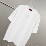 P75 gucc*古奇小logo刺绣 《区别通货面料》双纱纯棉上衣 7a抗菌短袖tee 上身十分舒适，男女同款半袖，落肩宽松版型 颜色: 黑色 白色 咖啡色 尺码：S（90-130斤） M（125-150斤） L（135-165斤） XL（160-190斤） XXL（185-220斤）