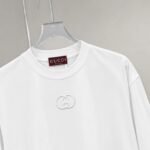 P75 gucc*古奇小logo刺绣 《区别通货面料》双纱纯棉上衣 7a抗菌短袖tee 上身十分舒适，男女同款半袖，落肩宽松版型 颜色: 黑色 白色 咖啡色 尺码：S（90-130斤） M（125-150斤） L（135-165斤） XL（160-190斤） XXL（185-220斤）