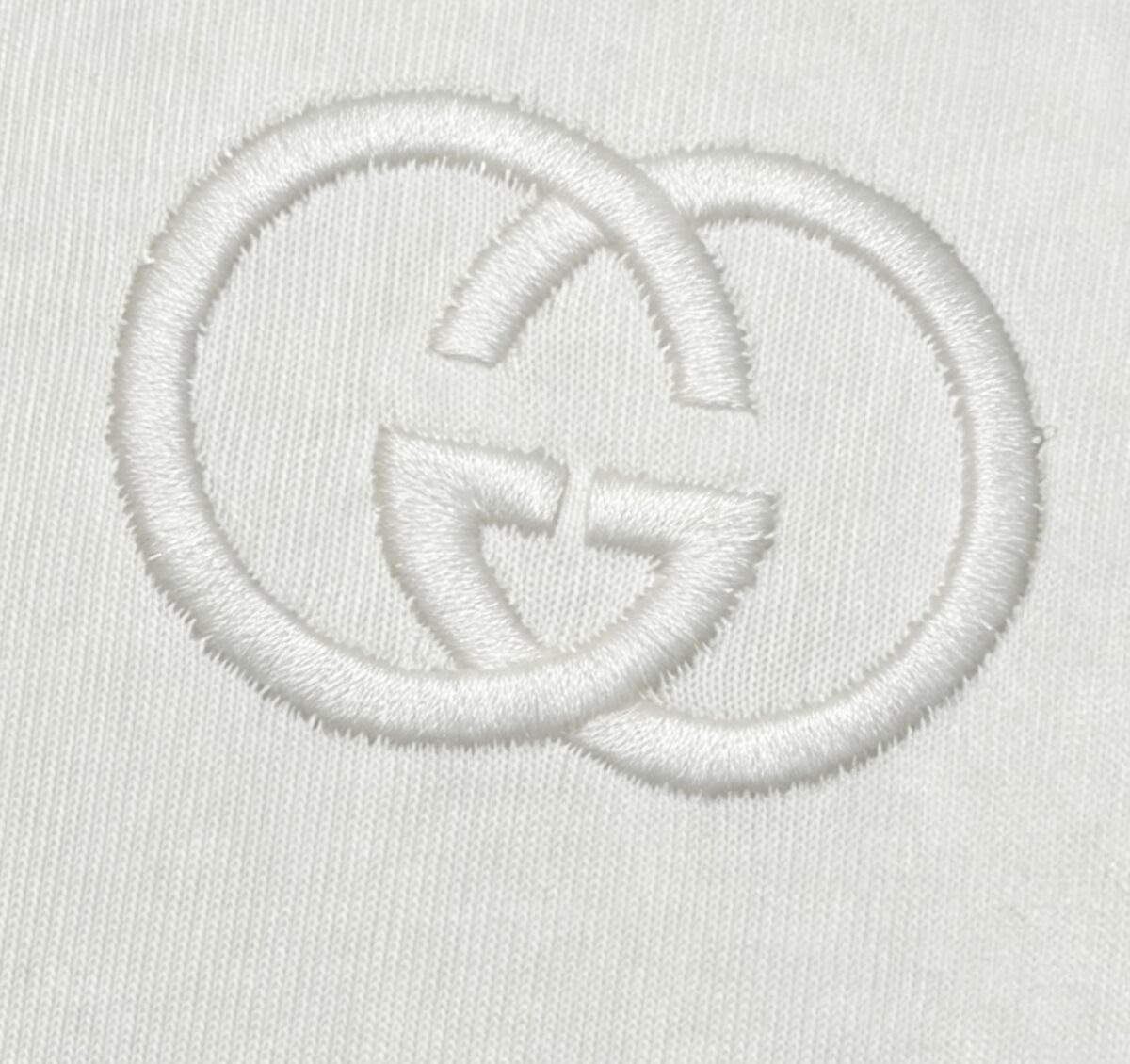 P75 gucc*古奇小logo刺绣 《区别通货面料》双纱纯棉上衣 7a抗菌短袖tee 上身十分舒适，男女同款半袖，落肩宽松版型 颜色: 黑色 白色 咖啡色 尺码：S（90-130斤） M（125-150斤） L（135-165斤） XL（160-190斤） XXL（185-220斤）