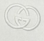 P75 gucc*古奇小logo刺绣 《区别通货面料》双纱纯棉上衣 7a抗菌短袖tee 上身十分舒适，男女同款半袖，落肩宽松版型 颜色: 黑色 白色 咖啡色 尺码：S（90-130斤） M（125-150斤） L（135-165斤） XL（160-190斤） XXL（185-220斤）