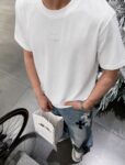 P75 gucc*古奇小logo刺绣 《区别通货面料》双纱纯棉上衣 7a抗菌短袖tee 上身十分舒适，男女同款半袖，落肩宽松版型 颜色: 黑色 白色 咖啡色 尺码：S（90-130斤） M（125-150斤） L（135-165斤） XL（160-190斤） XXL（185-220斤）