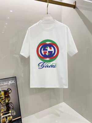 P70 古奇 2026早春新款首发专柜最新款短袖圆领T恤 高端订制 设计前卫时尚！高端定制高支长绒棉面料.穿着舒适.专柜级别精致车线.做工精细.上身效果无敌帅气！型男必备单品！ 码数： S M L XL XXL 胸围：50 52 55 58 61 衣长：69 71 73 75 77 肩宽：48 50 53 56 58 袖长：22 23 24 尺寸由于手工测量，存在1-3CM左右的偏差