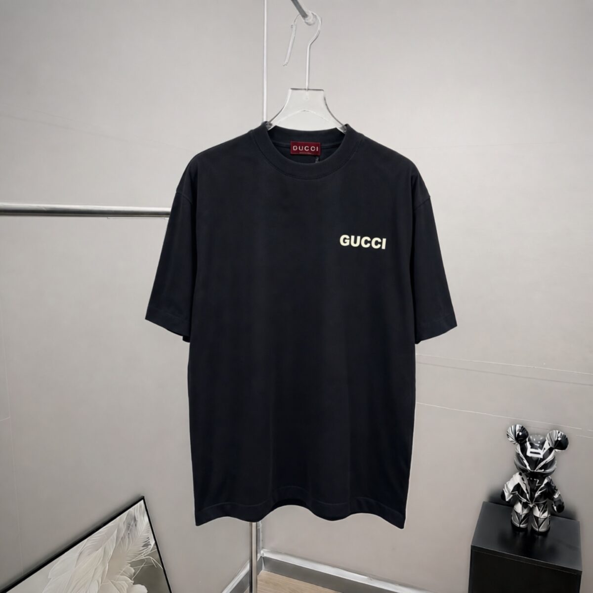 P75 gucc*古奇小logo刺绣 《区别通货面料》双纱纯棉上衣 7a抗菌短袖tee 上身十分舒适，男女同款半袖，落肩宽松版型 颜色: 黑色 白色 咖啡色 尺码：S（90-130斤） M（125-150斤） L（135-165斤） XL（160-190斤） XXL（185-220斤）
