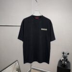 P75 gucc*古奇小logo刺绣 《区别通货面料》双纱纯棉上衣 7a抗菌短袖tee 上身十分舒适，男女同款半袖，落肩宽松版型 颜色: 黑色 白色 咖啡色 尺码：S（90-130斤） M（125-150斤） L（135-165斤） XL（160-190斤） XXL（185-220斤）