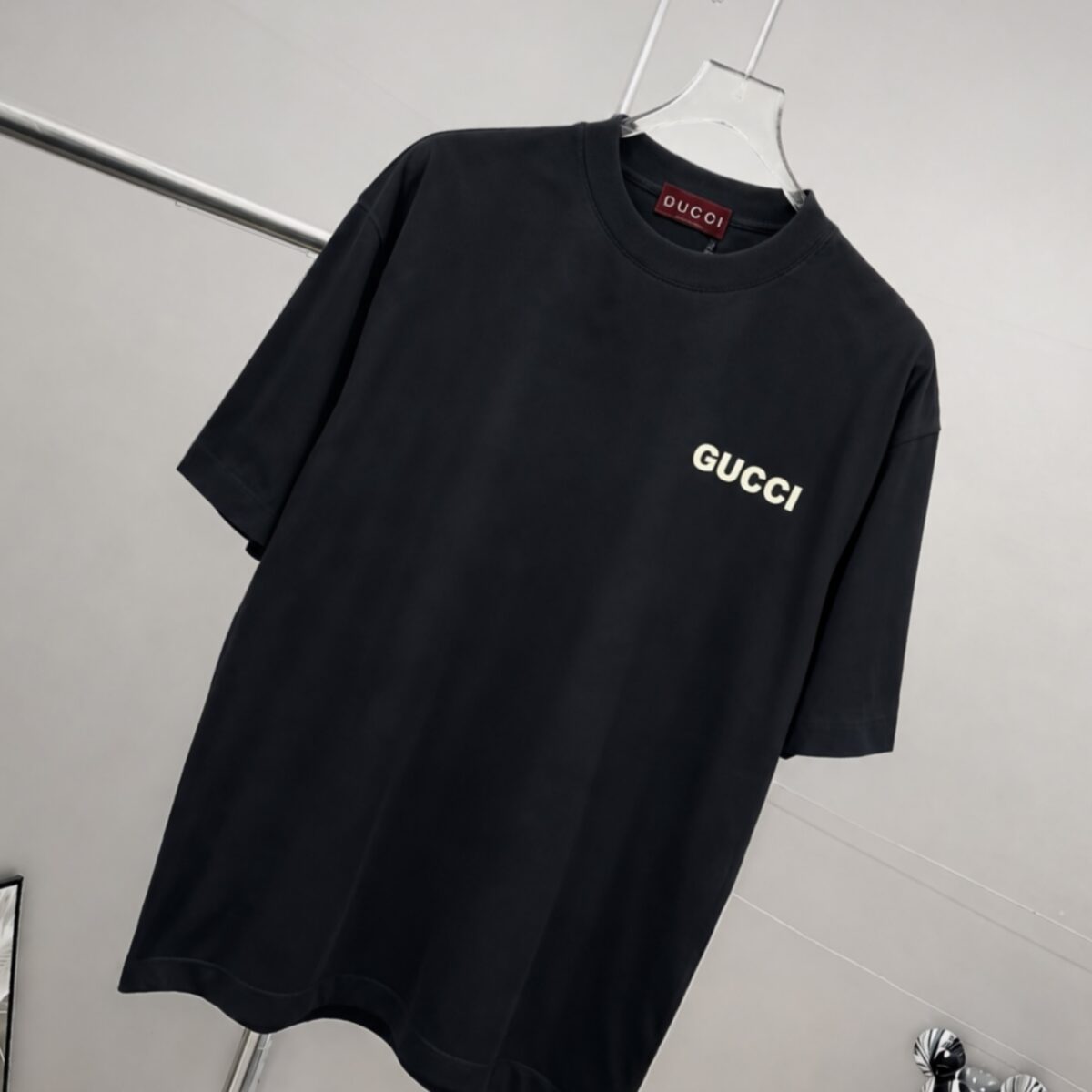 P75 gucc*古奇小logo刺绣 《区别通货面料》双纱纯棉上衣 7a抗菌短袖tee 上身十分舒适，男女同款半袖，落肩宽松版型 颜色: 黑色 白色 咖啡色 尺码：S（90-130斤） M（125-150斤） L（135-165斤） XL（160-190斤） XXL（185-220斤）