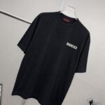 P75 gucc*古奇小logo刺绣 《区别通货面料》双纱纯棉上衣 7a抗菌短袖tee 上身十分舒适，男女同款半袖，落肩宽松版型 颜色: 黑色 白色 咖啡色 尺码：S（90-130斤） M（125-150斤） L（135-165斤） XL（160-190斤） XXL（185-220斤）