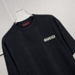 P75 gucc*古奇小logo刺绣 《区别通货面料》双纱纯棉上衣 7a抗菌短袖tee 上身十分舒适，男女同款半袖，落肩宽松版型 颜色: 黑色 白色 咖啡色 尺码：S（90-130斤） M（125-150斤） L（135-165斤） XL（160-190斤） XXL（185-220斤）