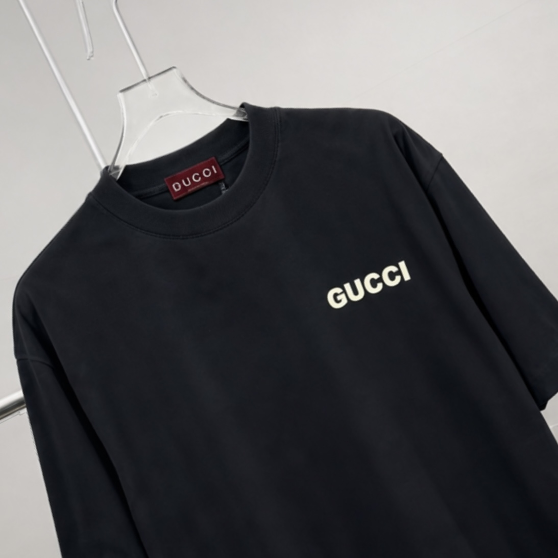 P75 gucc*古奇小logo刺绣 《区别通货面料》双纱纯棉上衣 7a抗菌短袖tee 上身十分舒适，男女同款半袖，落肩宽松版型 颜色: 黑色 白色 咖啡色 尺码：S（90-130斤） M（125-150斤） L（135-165斤） XL（160-190斤） XXL（185-220斤）
